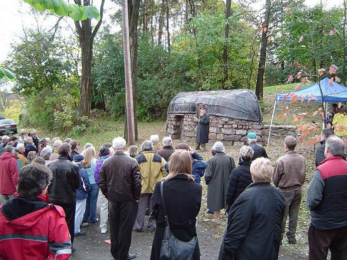 Farley Mowat at the unveiling of the commemorative plaque for the boat roofed house on October 18, 2006 (photo: followingfarley.com)