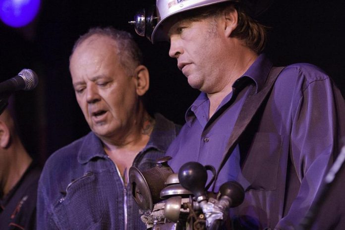 Willie P. Bennett with his friend Washboard Hank on stage at Peterborough's Market Hall during a benefit concert for Willie P. on July 27, 2007 (photo: Rainer Soegtrop)