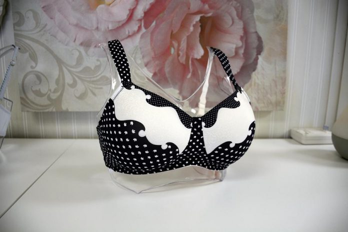 This prosthesis friendly bra by Amoena has pinup style and no underwire. (Photo: Eva Fisher)