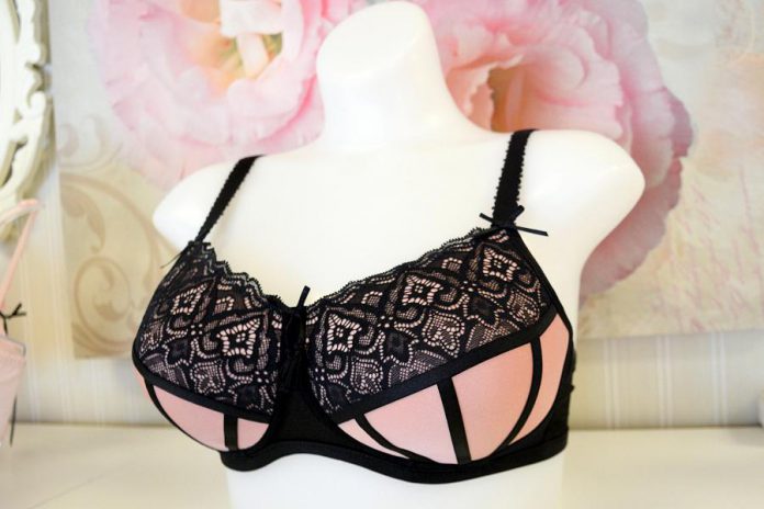 A prosthesis friendly bra with tassels is pretty and fun. Bra by Amoena. (Photo: Eva Fisher)