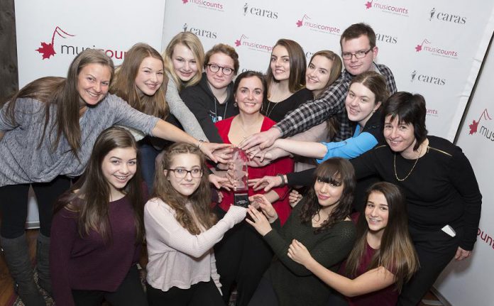 Dianne Winmill and her students with the 2017 MusiCounts Teacher of the Year Award (photo: Barry Roden / musiCounts)