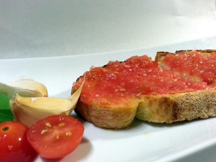 Learn more about Spanish gastronomy at Fresh Dreams' booth at the Business Hall of Fame Culinary Showcase, where you can enjoy Pan Tumaka, a lightly toasted slice of bread with garlic rubbed on top, squeezed fresh tomato, salt from the Dead Sea and extra virgin Spanish olive oil. (Photo: Fresh Dreams)