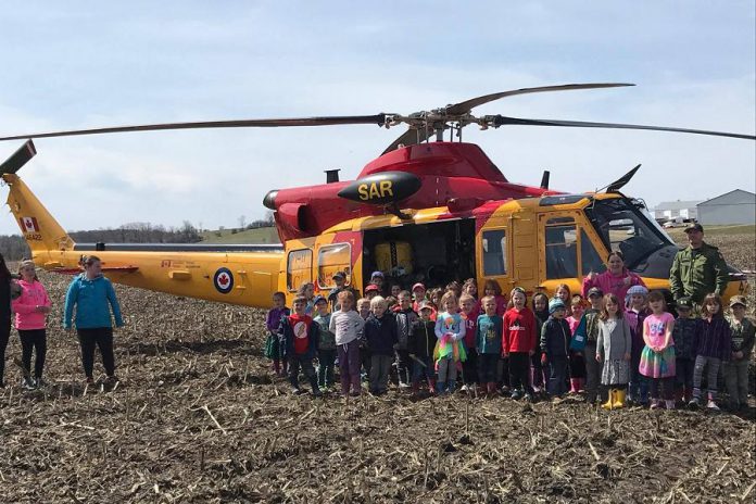 The kindergarten class from North Shore Public School in front of the helicopter (photo: Sera Clark)
