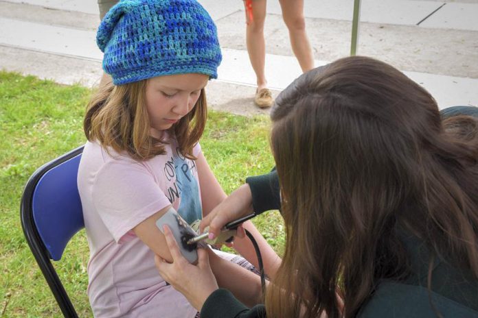 Getting a temporary tattoo at Lockfest. (Photo: Parks Canada)
