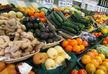 The Brookdale Market specializes in local and Ontario-grown farm fresh fruits and vegetables (photo by Tammy Simon)