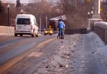 A pedestrian walks in the bike lane on Hunter St. bridge (photo: Michael Fazackerly)