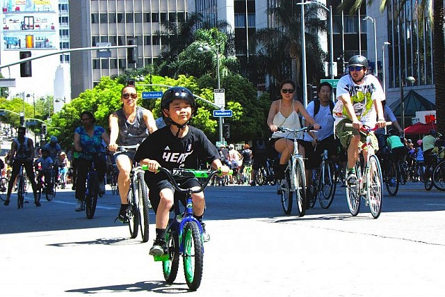 Open Streets events, like this one in Los Angeles, temporarily close streets to automobile traffic so that people may use them for healthy and fun physical activities (photo: CNW Group/Open Streets Toronto)