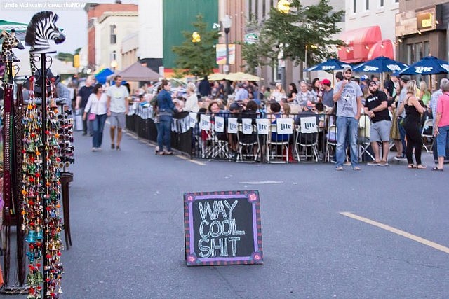 In addition to live music, the event featured a vendor market and extensions of patios at venues in the Hunter Street Café district  (photo: Linda McIlwain / kawarthaNOW)