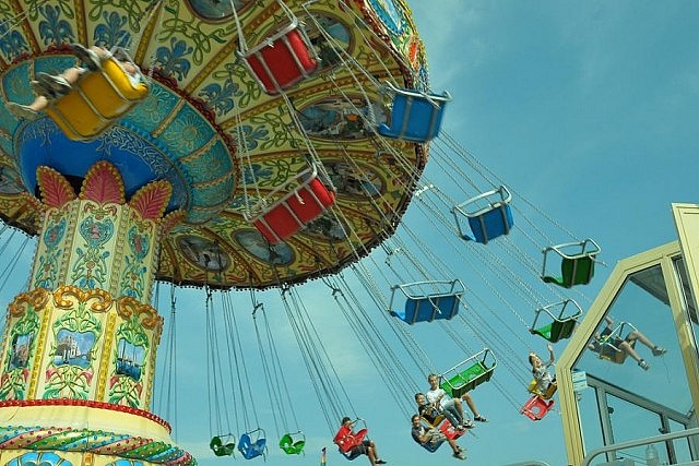 A midway runs every day during the fair (photo: Lindsay Exhibition)