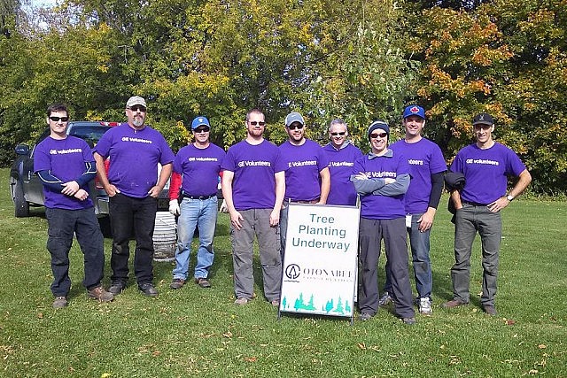 10 volunteers from GE-Hitachi Canada participated in the planting 
