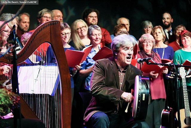 Rob Fortin of Carried Away performs with The Convivio Chorus in the background (photo: Linda McIlwain / kawarthaNOW)