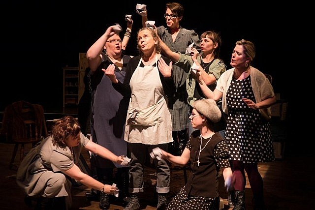 Leah Bell in the middle surrounded by Dani Breau, Angela Sorensen, Cathy Ogrodnik, Tami Whitley, Aideen Clancy, and Robyn Smith (photo: Andy Carroll)