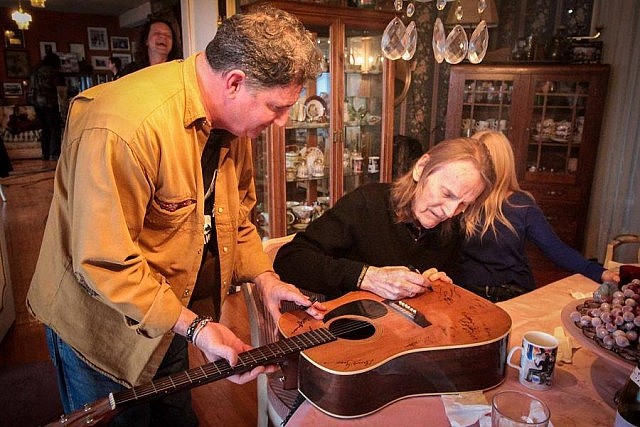 Gordon Lightfoot signs Karl Kustor's guitar (photo: Eric Mckibbon / Facebook)