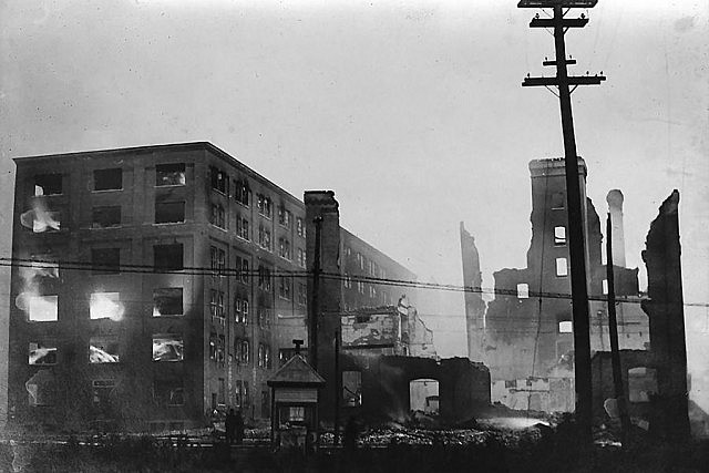 The fire burned for four days, leaving the Quaker Oats factory in ruins (photo: City of Toronto Archives)