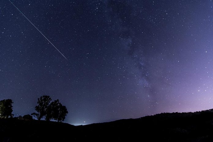A Perseid meteor from August 12, 2015 (photo: Wilson Lam / Flickr)