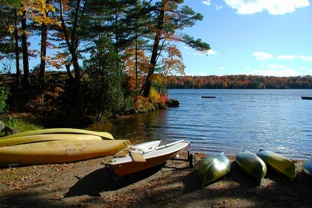 There's lots to do on the water. Guests at the Westwind Inn can enjoy canoeing, kayaking, sailing, and paddleboarding. (Photo: Westwind Inn)