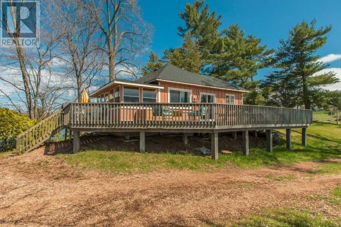 Gordon Lightfoot wrote his 1974 hit song "Sundown" while staying at one of the guest cottages on the estate.  (Photo: Realtor.ca)