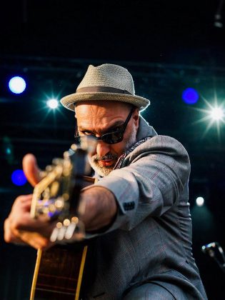 Dave Bidini at a recent Rheostatics show. (Photo: Travis Ross / Facebook)