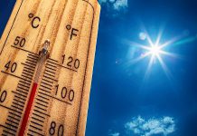 Thermometer showing a temperatures of 40 degrees Celsius. (Stock photo)