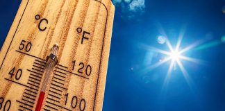 Thermometer showing a temperatures of 40 degrees Celsius. (Stock photo)