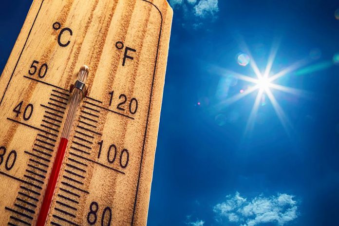 Thermometer showing a temperatures of 40 degrees Celsius. (Stock photo)