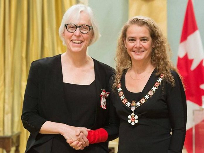 Katherine Carleton, Member of the Order of Canada, with Governor General Julie Payette. (Photo: Sgt. Johanie Maheu, Rideau Hall)