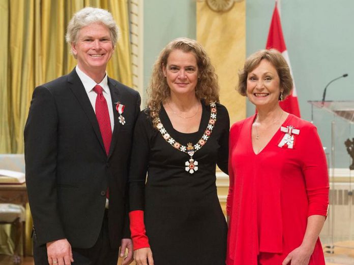 Brian Finley and Donna Bennett, Members of the Order of Canada, with Governor General Julie Payette. (Photo: Sgt. Johanie Maheu, Rideau Hall)
