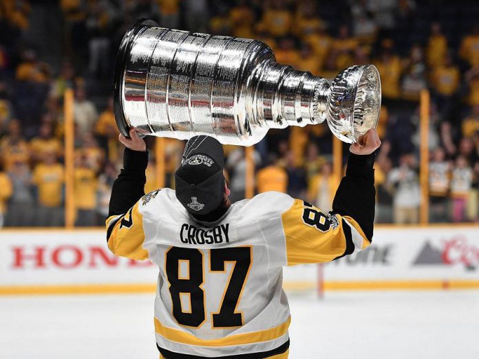 Pittsburgh Penguins captain Sidney Crosby kisses the Stanley Cup after defeating the Nashville Predators in 2017. The Cup will be on display at Lindsay Armoury on January 21, 2018, as part of Hockey Days. (Photo: Christopher Hanewinckel / USA Today Sports)