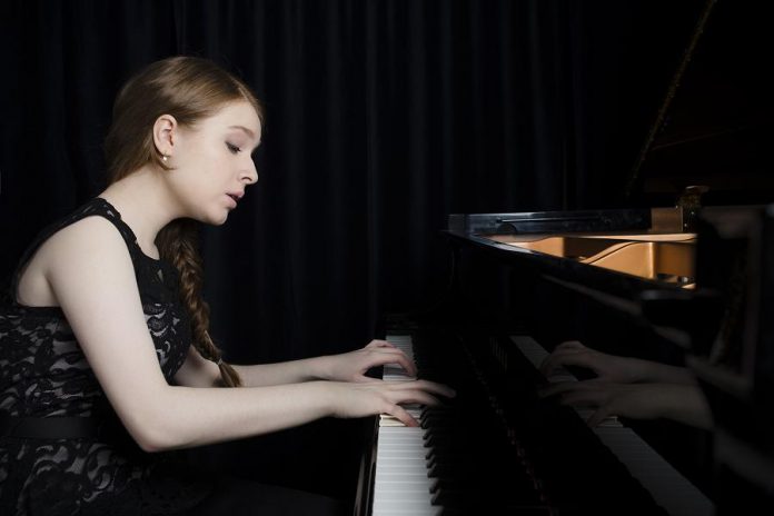 At only 19 years old, pianist Anastasia Rizikov has already played in the prestigious Carnegie Hall, Roy Thomson Hall, Koerner Hall, Fazioli Hall, Auditorio Manuel de Falla, Hong Kong City Hall, and the Kremlin.  (Photo: Bo Huang)