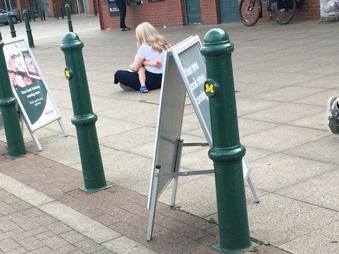 Adam Poole posted this photo on Facebook of a mother comforting her autistic child and provided advice to others on what they should and shouldn't do in this situation. His post has been shared more than 65,000 times. (Photo: Adam Poole / Facebook)