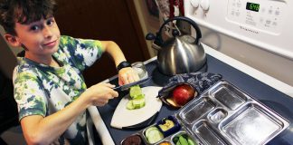 Getting kids involved in packing their own litterless lunches will help to reduce food waste. Incorporate fun, functional, and waste-free packaging alternatives like stainless steel containers, fabric sandwich bags, beeswax wrap, and mason jars. (Photo: GreenUP)