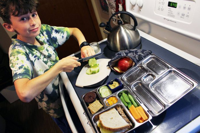 Getting kids involved in packing their own litterless lunches will help to reduce food waste. Incorporate fun, functional, and waste-free packaging alternatives like stainless steel containers, fabric sandwich bags, beeswax wrap, and mason jars. (Photo: GreenUP)