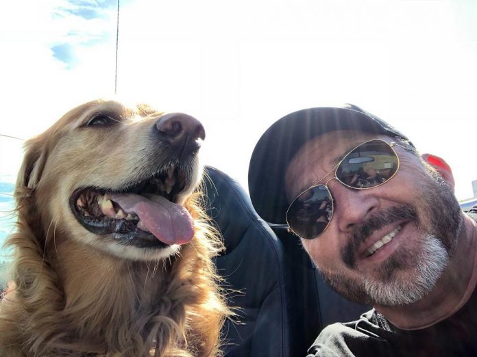 Mike Melnik with his dog Rosie, an eight-year-old Golden Retriever. (Photo: Mike Melnik / Twitter)