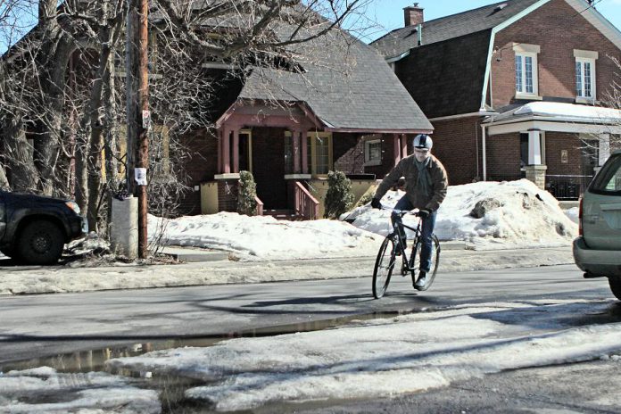 Everything in winter takes longer. Whether you are walking or cycling, plan your route and readjust as necessary to ensure better conditions.  (Photo: EnviroCentre)