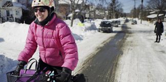 With preparation and planning, winter cycling can be an active, safe, and fun part of your day, whether you're walking the kids to school, commuting, or heading out for groceries. (Photo: EnviroCentre)
