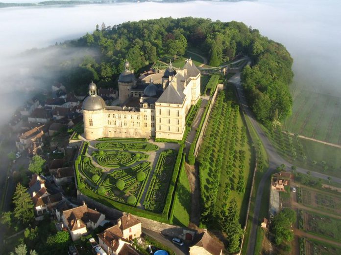 Château de Hautefort, located around 25 kilometres north of Terrasson, was originally a medieval castle that was reconstructed in the 17th century and embellished with a Garden à la française. It was featured in the 1998 film "Ever After" starring Drew Barrymore. 