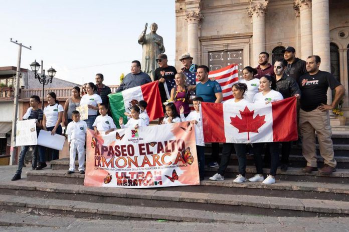 The reception to welcome the Monarch Ultra runners in Apaseo El Alto, in the state of Guanajuato. The reception included local dignitaries and students. (Photo: Rodney Fuentes)