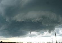 A funnel cloud in Manitoba in June 2007. (Photo: Justin1569 at English Wikipedia / CC BY-SA (http://creativecommons.org/licenses/by-sa/3.0/))