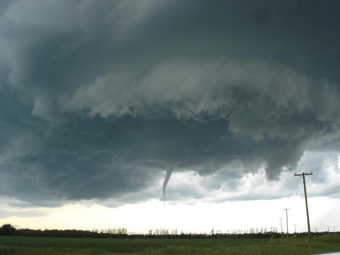 A funnel cloud in Manitoba in June 2007. (Photo: Justin1569 at English Wikipedia / CC BY-SA (http://creativecommons.org/licenses/by-sa/3.0/))