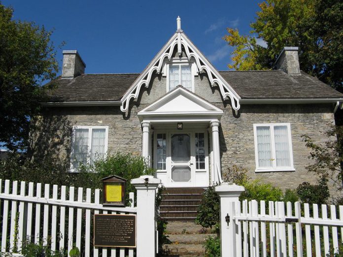 Hutchison House museum, operated by the Peterborough Historical Society, was the former home of Dr. John Hutchinson, the first doctor in Peterborough, and the first Canadian home of Sir Sandford Fleming. (Photo: Jeremicus rex / CC BY-SA (https://creativecommons.org/licenses/by-sa/3.0))