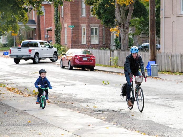 As well as reducing the number of vehicles in school zones, being active on the way to and from school can help both you and children feel more energetic during the day and even help you sleep better at night. (Photo: GreenUP)