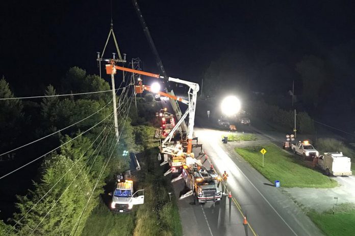 Hydro One crews installing smart switches on lines in the Picton area in September 2020. (Photo: Hydro One)