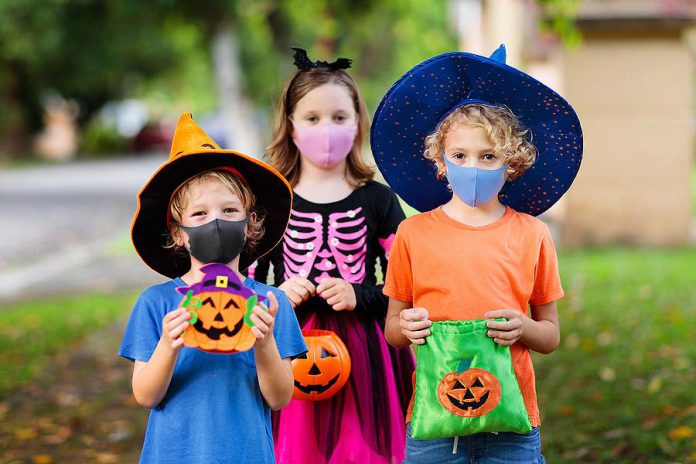 Halloween trick-or-treaters wearing masks during the pandemic. (Stock photo)