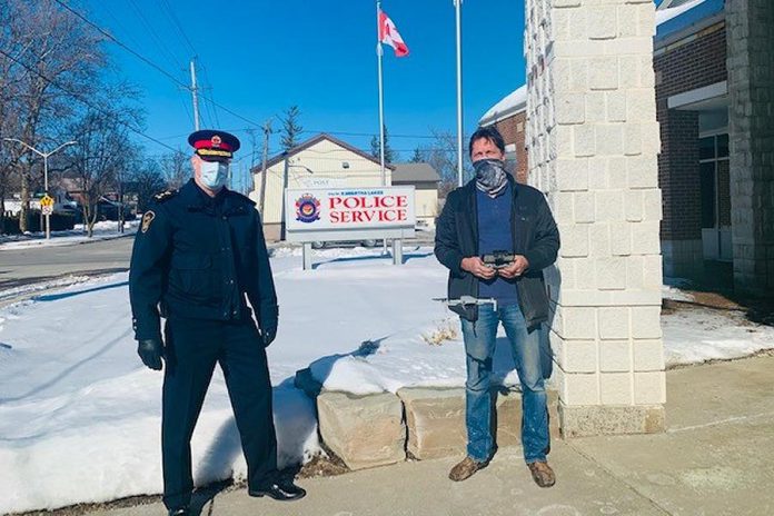 Kawartha Lakes police chief Mark Mitchell with Lindsay resident Scott Moggach. (Photo: Kawartha Lakes Police Service)