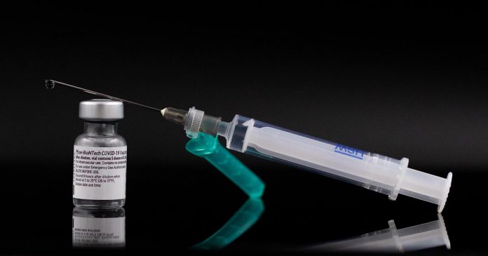 The Pfizer-BioNTech COVID-19 vaccine. (Photo: Arne Müseler / www.arne-mueseler.com, CC BY-SA 3.0 DE , via Wikimedia Commons)