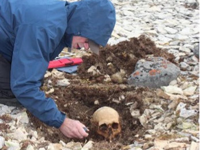 Douglas Stenton, adjunct professor of anthropology at the University of Waterloo, in Nunavut excavating an as-yet-unidentified sailor whose remains were found with those of John Gregory. (Photo: Robert W. Park)