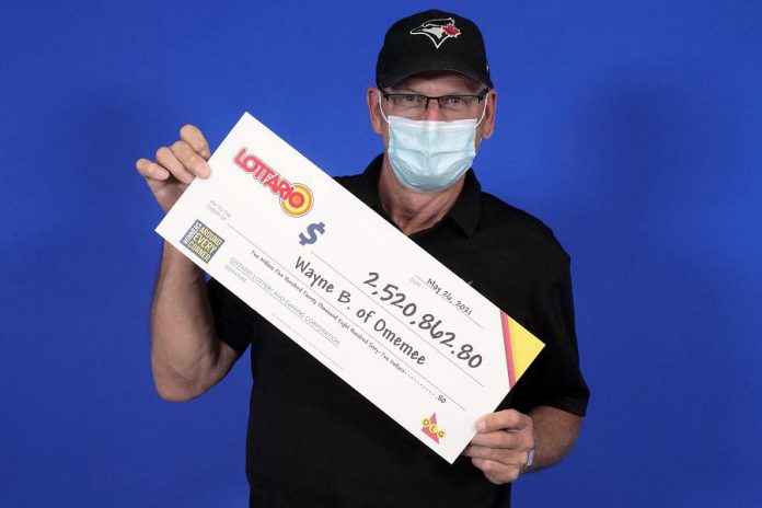 Wayne Best of Omemee with his cheque for more than $2.5 million. (OLG-supplied photo)