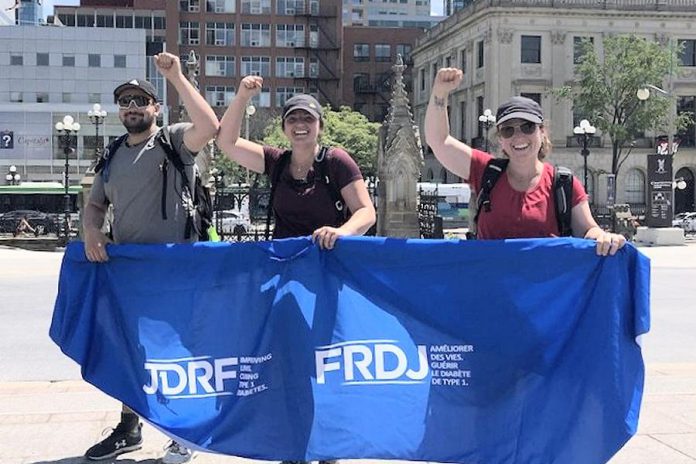 David Patton, Marie-Noelle Denis, and Laurence Denis-Bertrand arrived in Ottawa on June 13, 2021, after having left Peterborough five days earlier and raising $10,000 for juvenile diabetes research. (Photo: Marielle Guimond / Radio-Canada)