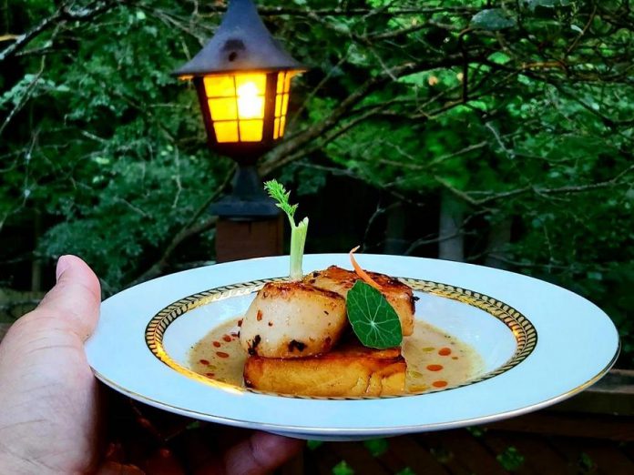 Chef Warna Hetti is known for posting photos of his beautifully plated dishes on his @nukechef Instagram account, like these cognac-cured Hokkaido jumbo scallops served on gold-rimmed Royal Doulton fine bone china. (Photo: Warna Hetti @nukechef / Instagram)