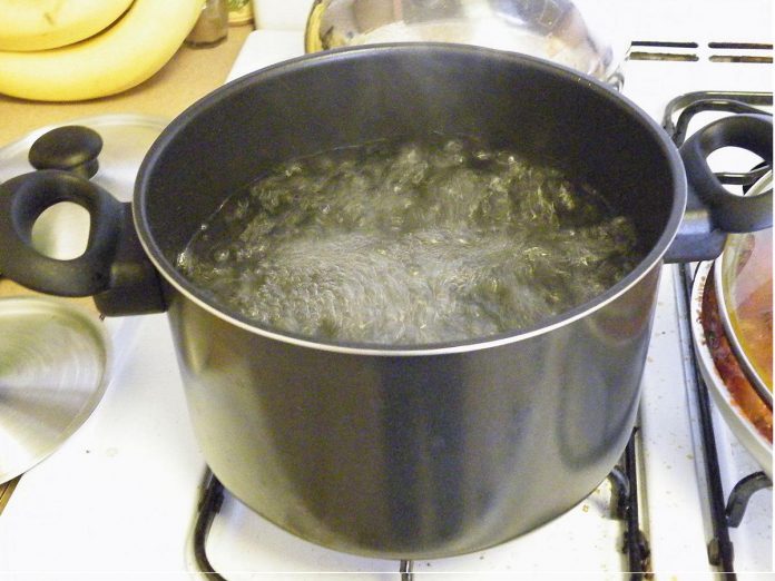 During a boil water advisory, all water used for human consumption (drinking, making baby food, mixing formula or fruit juices, ice, washing fruits and vegetables, or teeth brushing) should be boiled for at least one minute at a full, roiling boil. (Photo: Wikipedia)